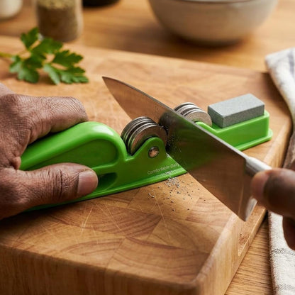 Handheld blade sharpening tool for kitchen knives