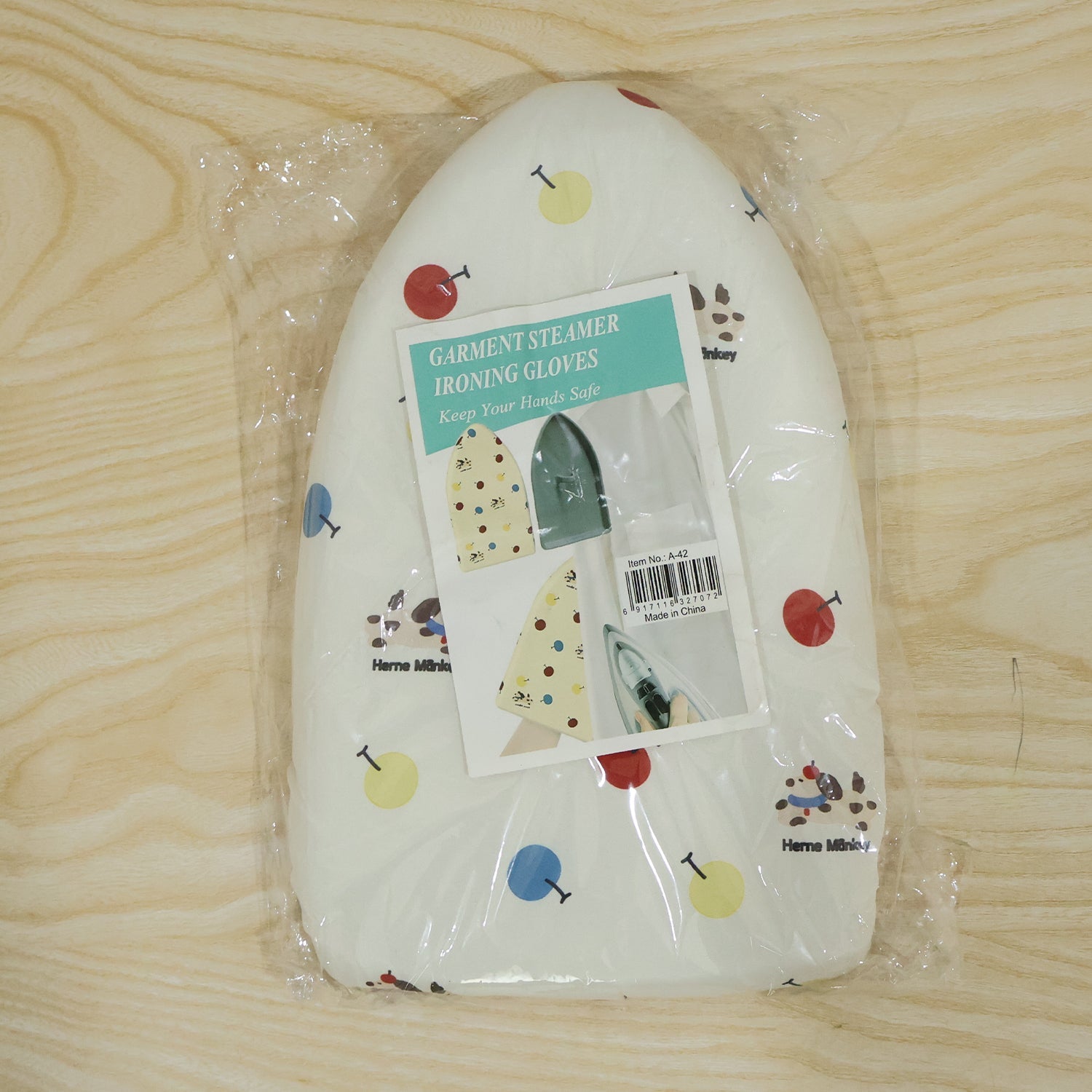 Reusable steaming mitt with hand protection for laundry